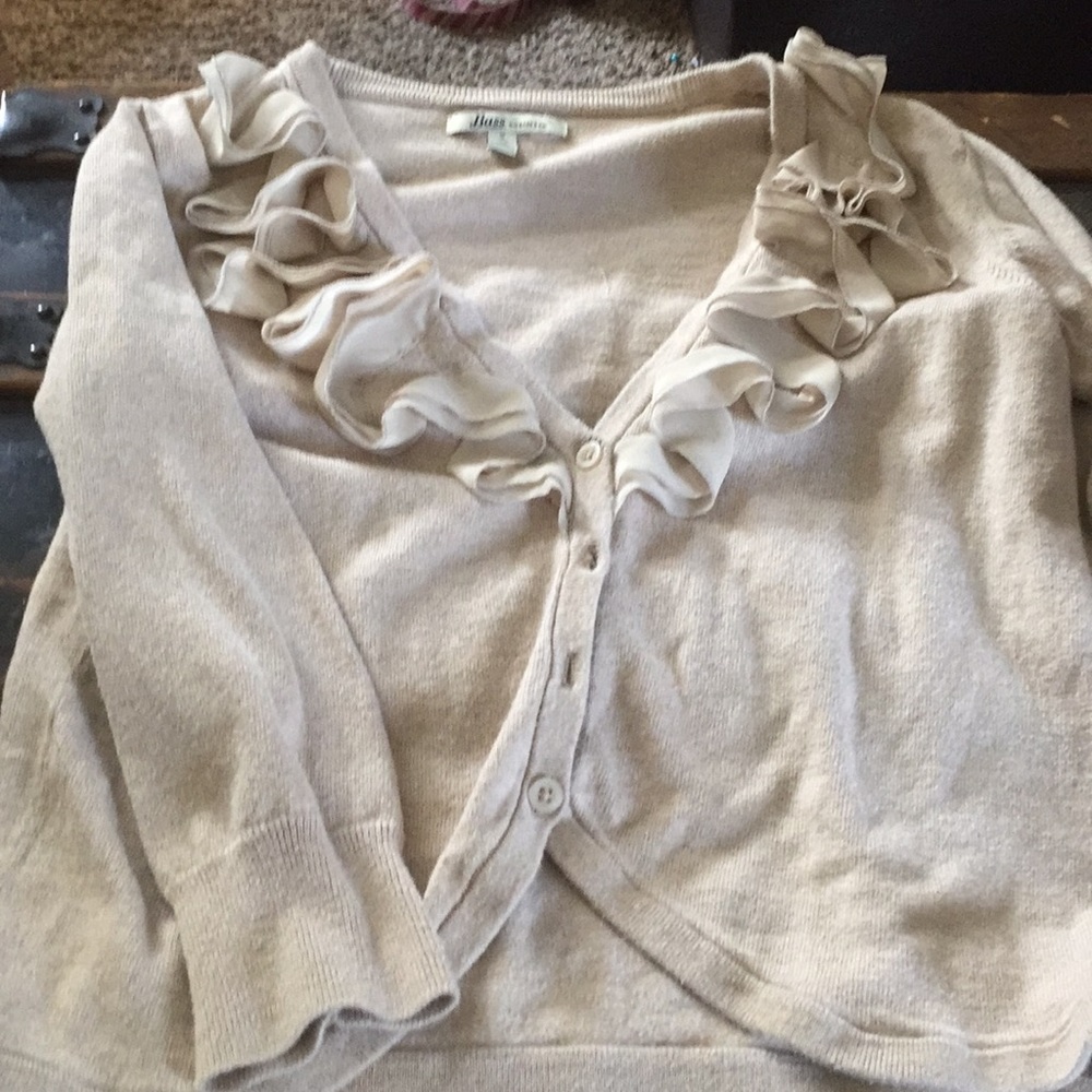 GH Bass & CO tan sweater ruffle front sz sm